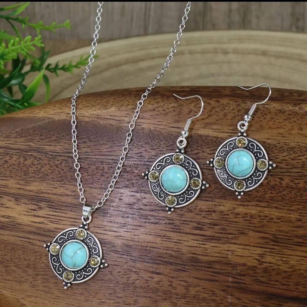 NWT Necklace Earring Set